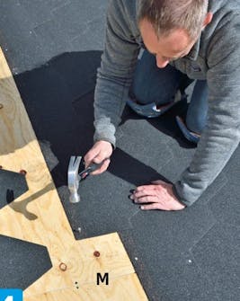 Kattohuovan asentaminen Kattohuovan asentaminen pihavaraston kattoon